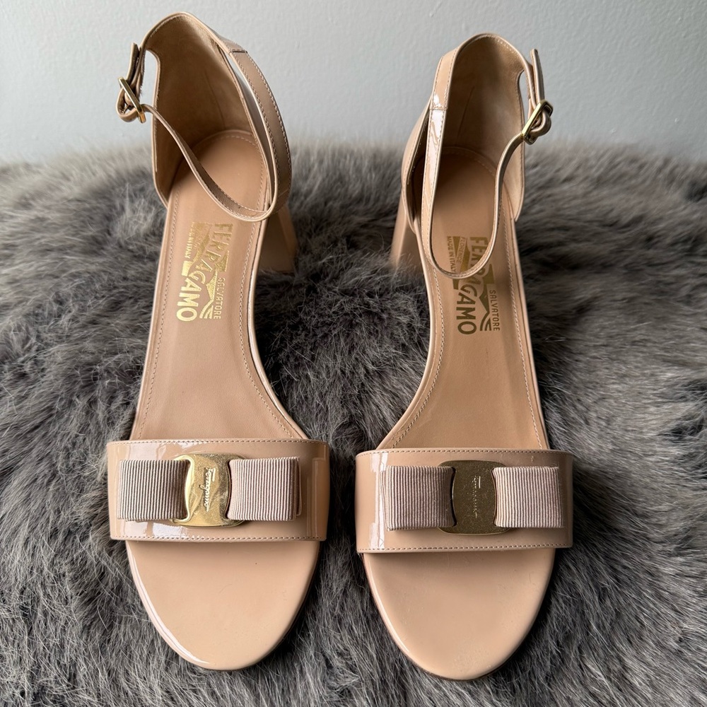 NIB Salvatore Ferragamo Gavina Bisque Patent Sandals 10.5